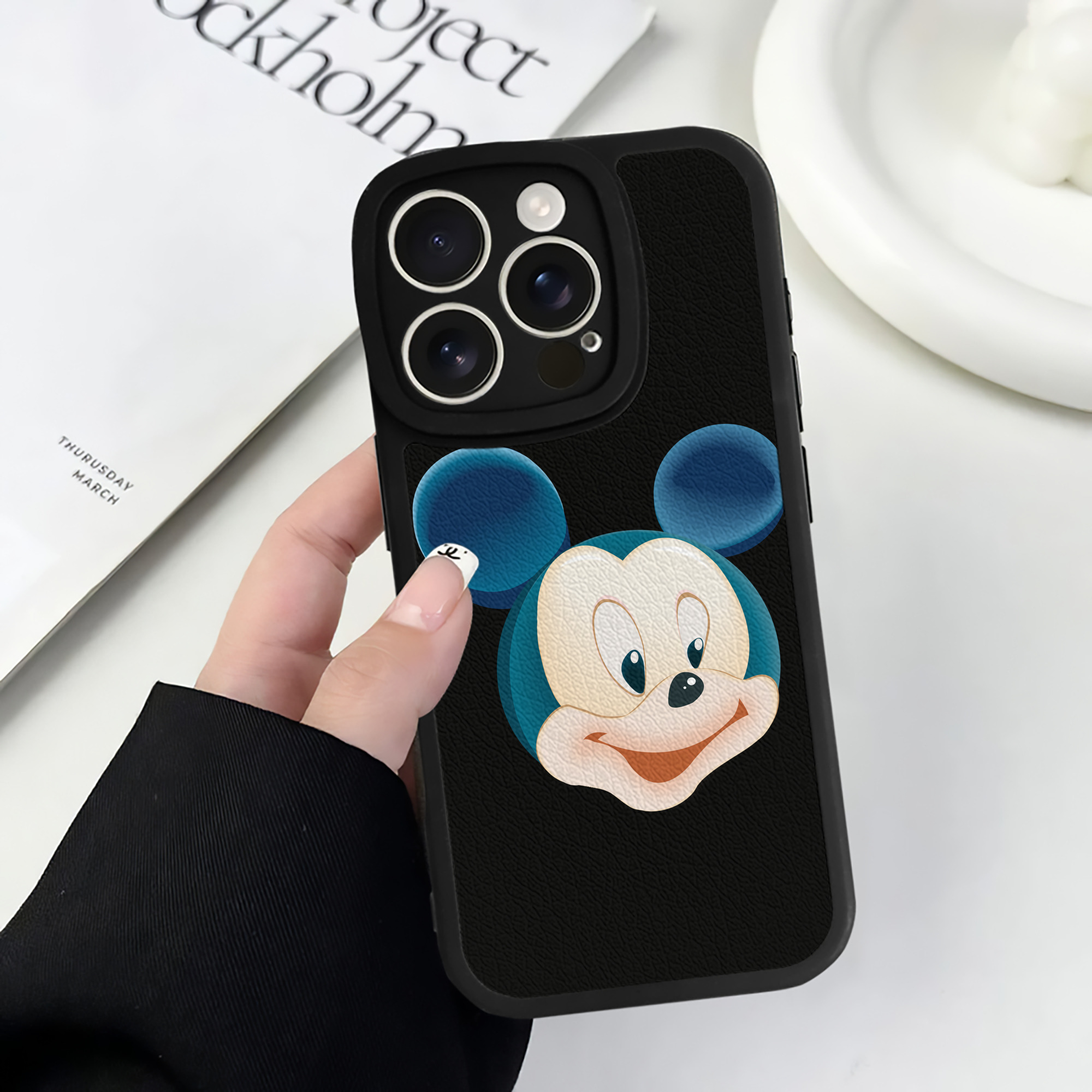 （画像用） ミッキーマウス Mickey Mouse 【iPhone 16シリーズ対応】シリコンスマホケース（レザー調） 材質：シリコン